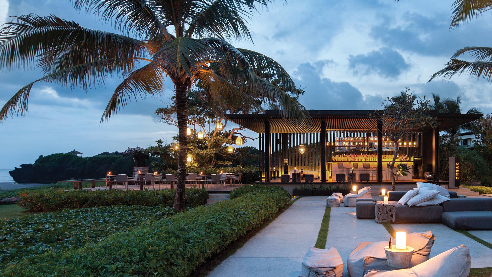 Soori Bali的Ombak餐厅 – 在海滩边享用当地美食