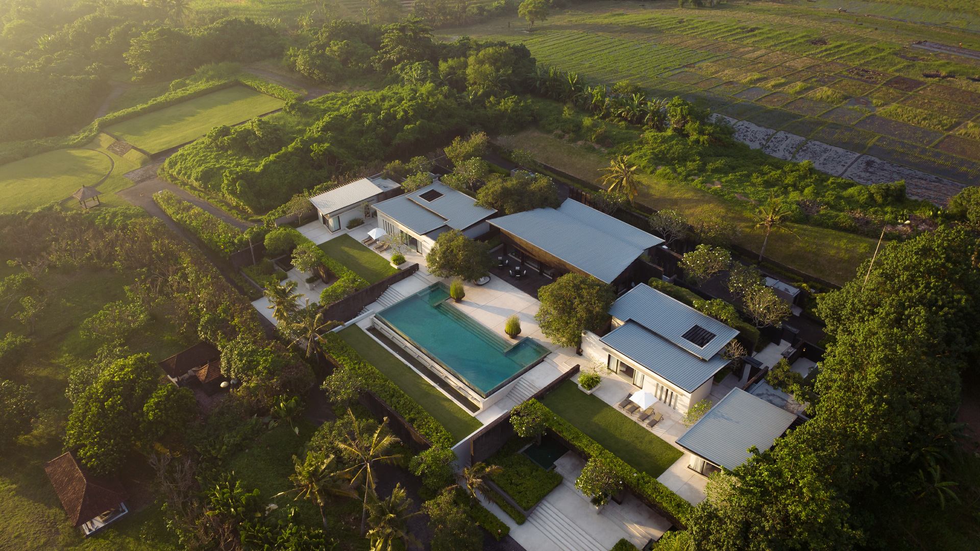 Deluxe Four-Bedroom Residence - Contemporary design in ageless surroundings